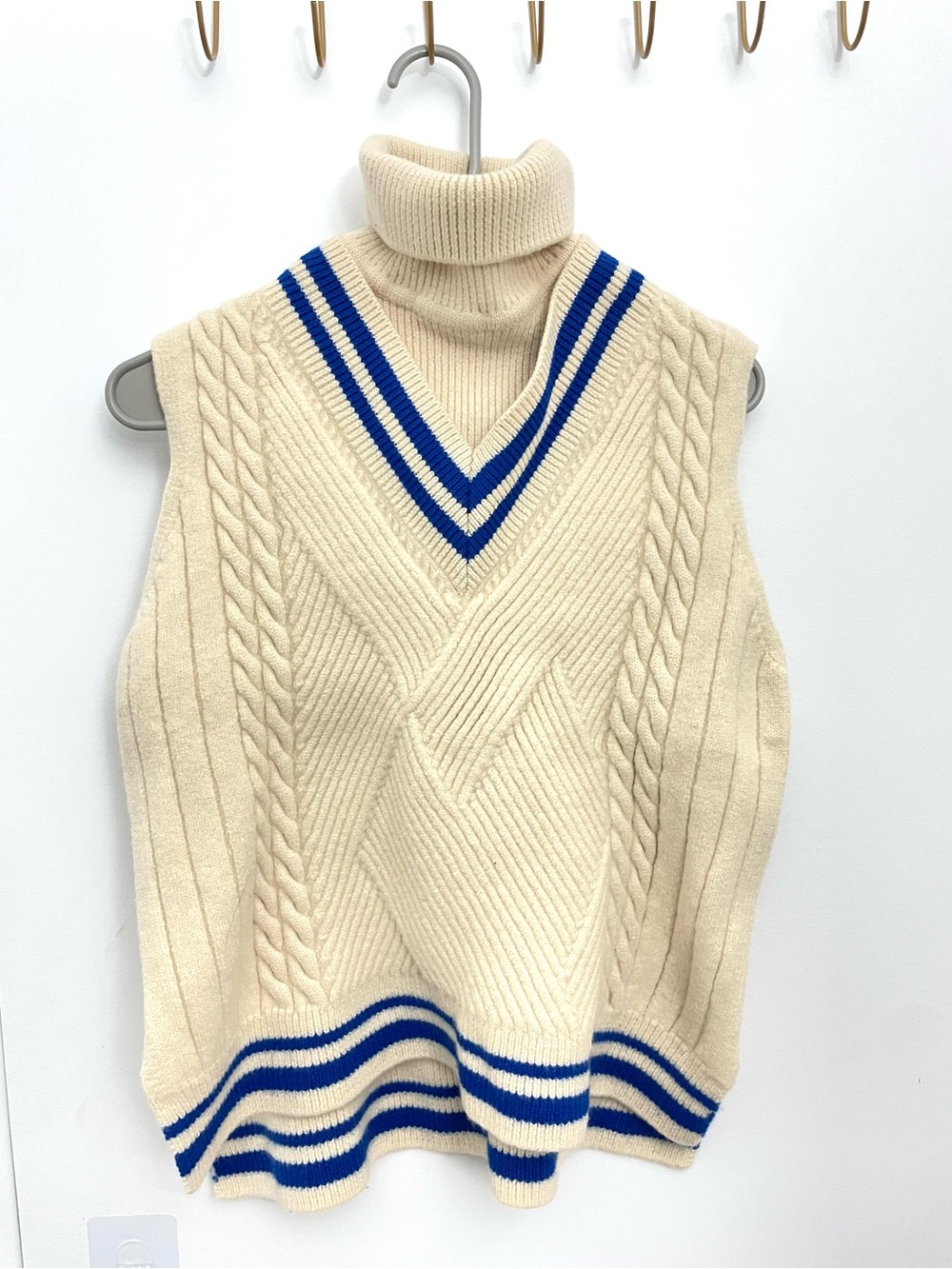 ADER ERROR
Off-White Oversized Knit Sleeveless Turtleneck